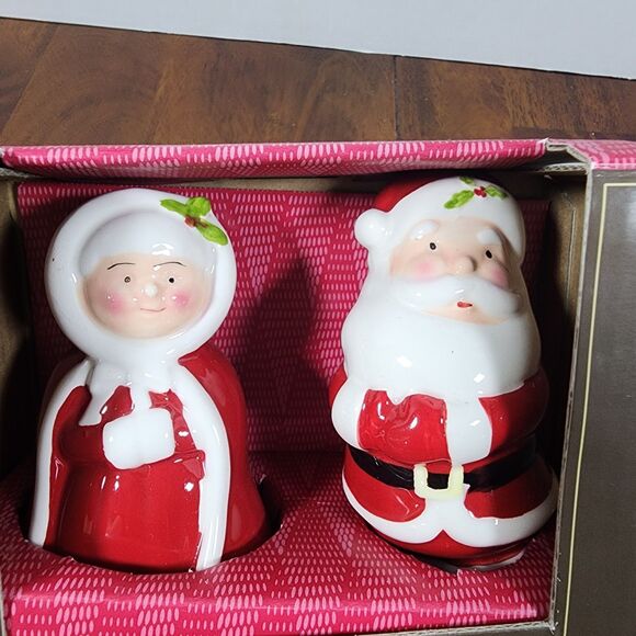 Santa and Mrs. Claus Salt and Pepper Shakers - Picture 6 of 6